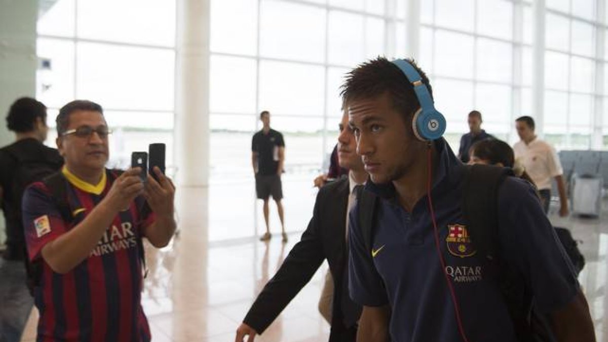 Neymar en el aeropuerto en la expedición a Málaga.