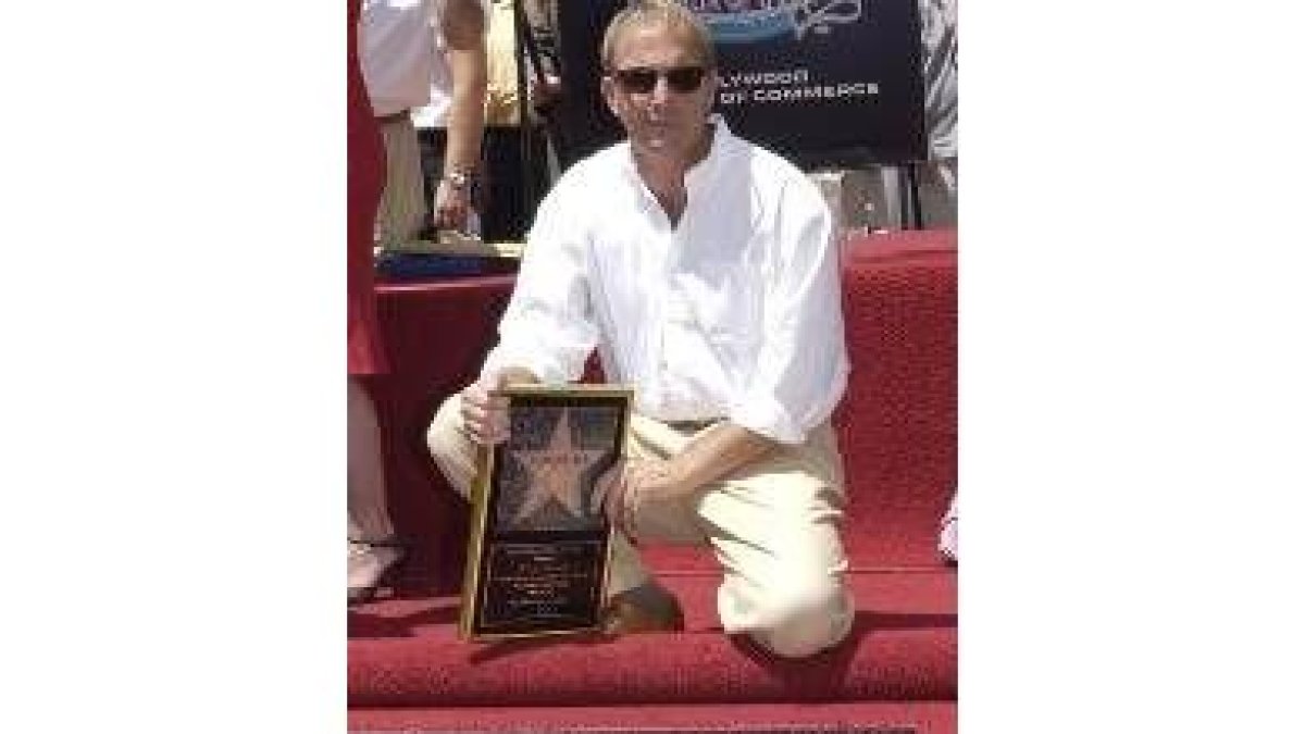 Kevin Costner, durante la entrega de su estrella en el paseo de la Fama