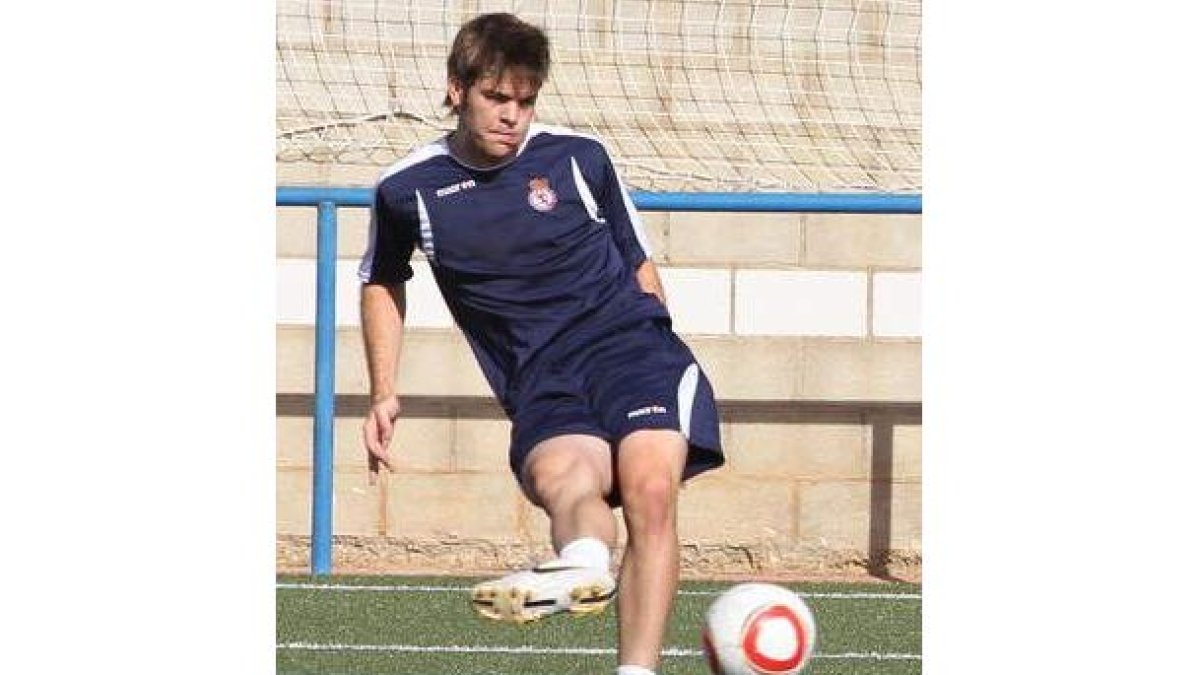 El leonés Viola durante la sesión de trabajo que desarrolla la Cultural en el Área Deportiva.