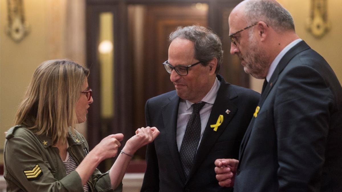 Quim Torra conversa con Elsa Artadi y Eduard Pujol, este viernes en el Parlament /