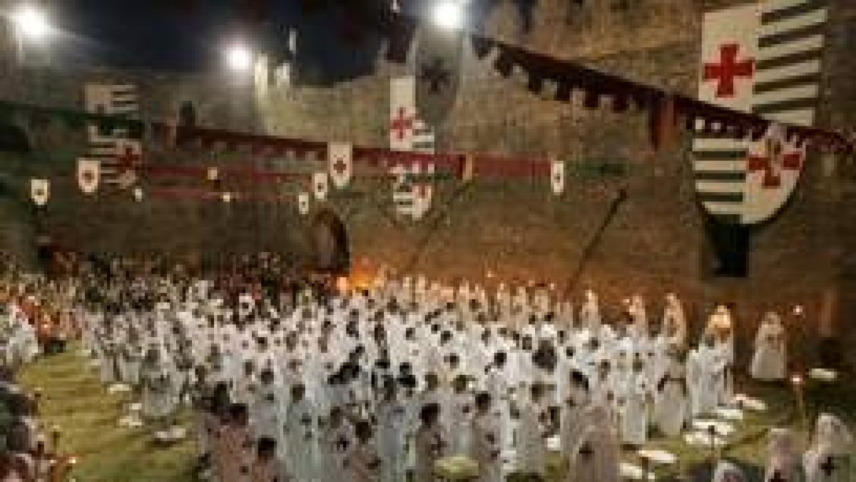 La ordenación de caballeros templarios tuvo lugar en el patio del castillo el pasado año