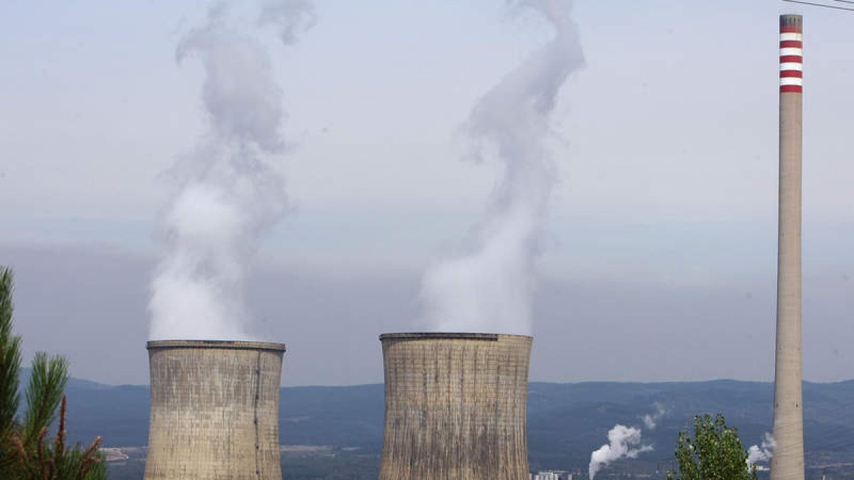 La térmica de Compostilla II en Cubillos del Sil con la central en servicio, una imagen que será historia a partir del 1 de julio de 2020. L. DE LA MATA