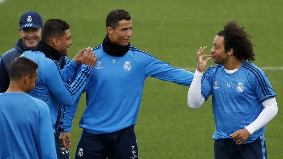 Casemiro, Cristiano y Marcelo, en un momento distendido del entrenamiento de ayer.
