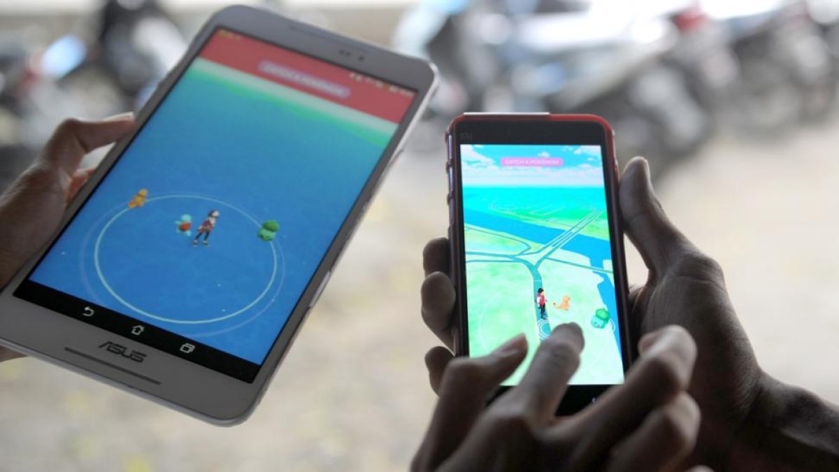 Dos personas juegan a Pokémon Go.