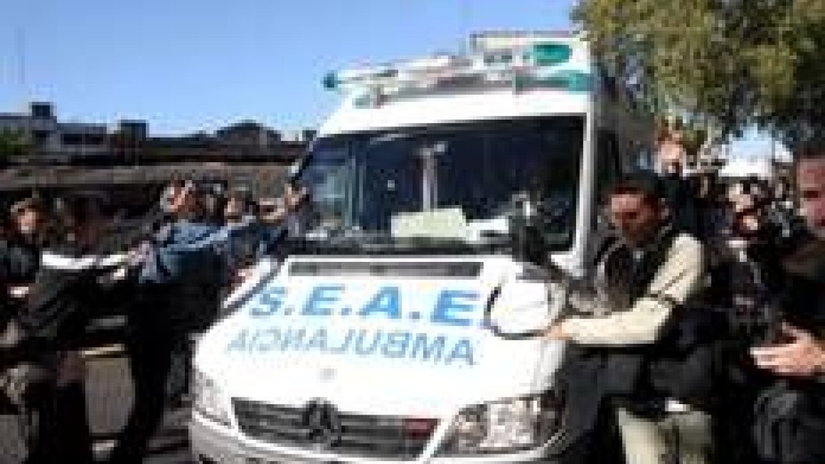 Varios reporteros gráficos tratan de captar una imagen del traslado de Maradona al hospital