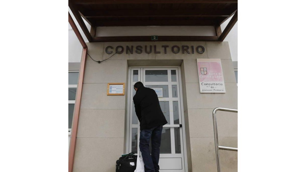 Un médico de Familia cierra el consultorio. JESÚS F. SALVADORES
