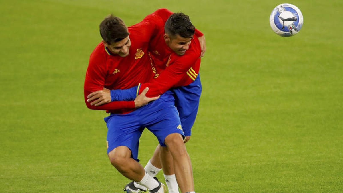 Morata, a la izquierda, y Diego Costa, dura lucha por el ‘9’ del combinado hispano. JUANJO MARTÍN