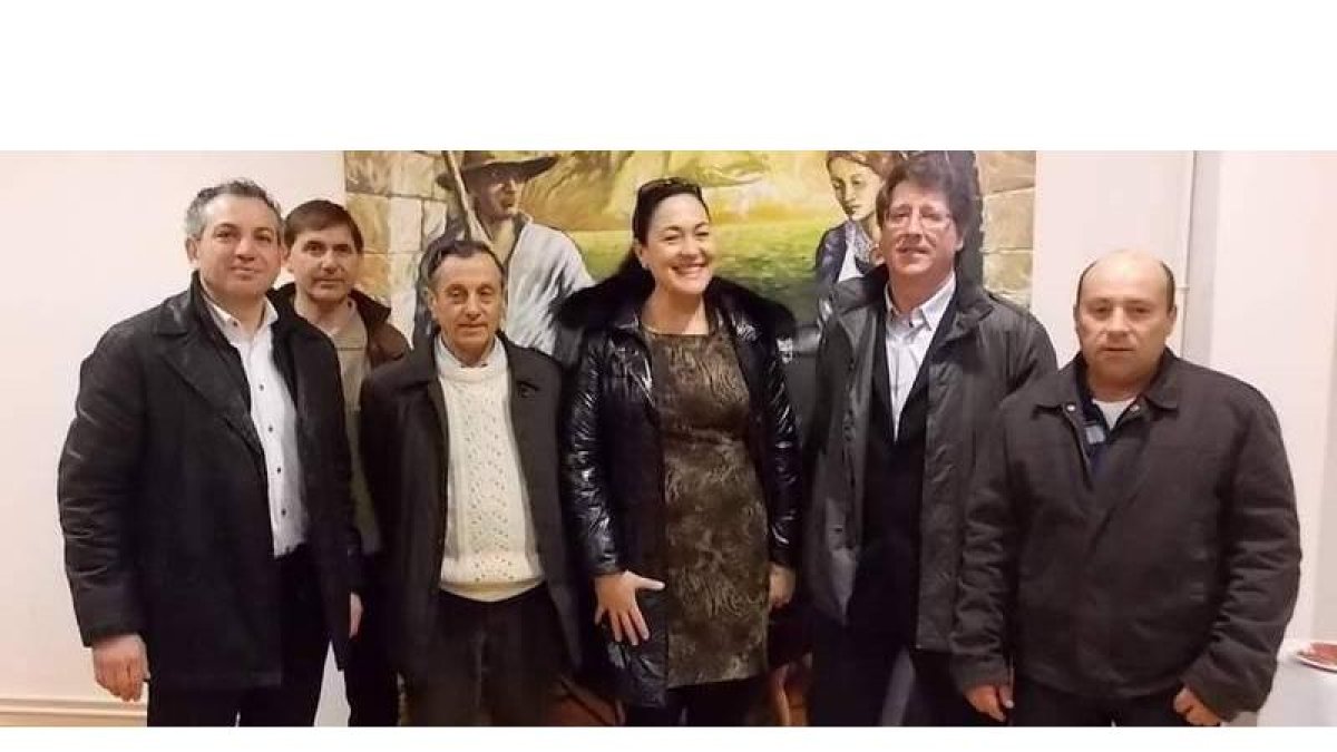 La ex atleta Margarita Ramos, en el centro, fue la encargada de cortar la cinta.