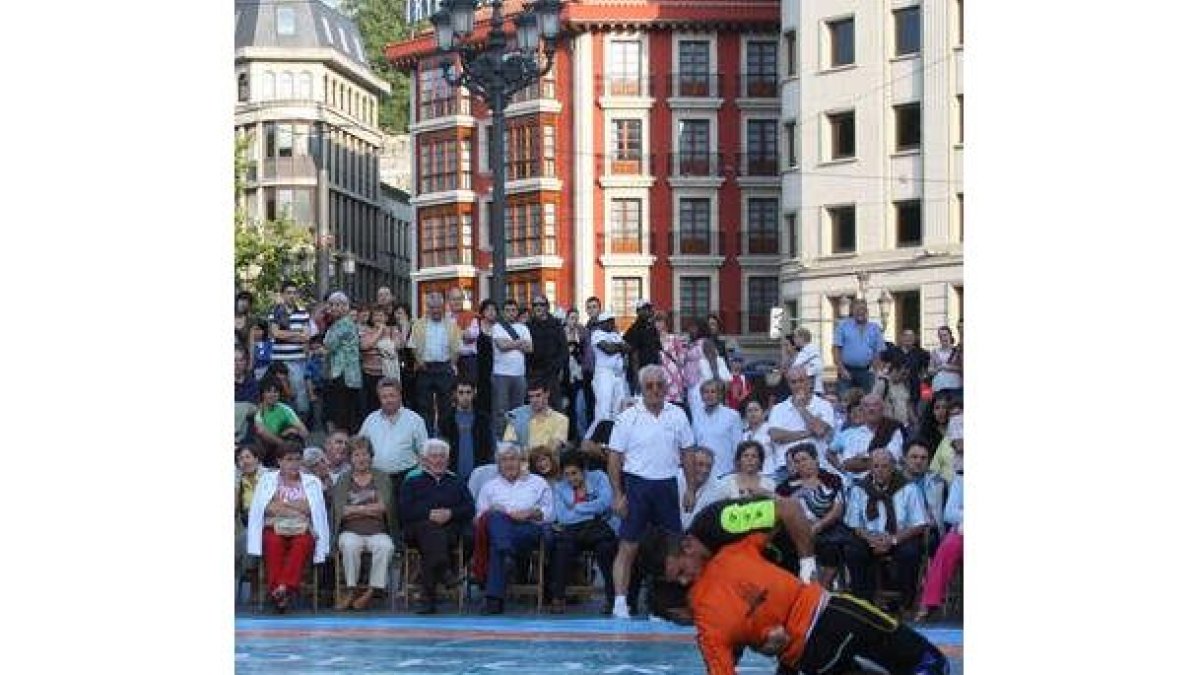 Corro en la plaza del Teatro Arriaga de Bilbao.