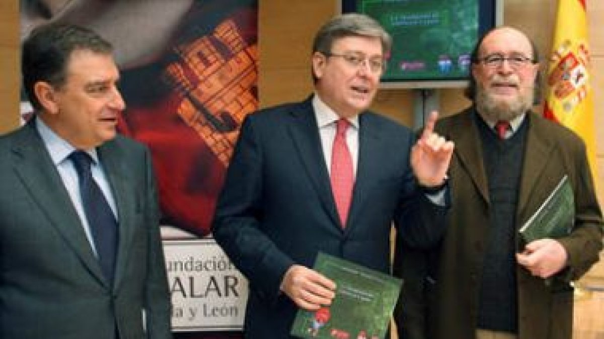 El consejero de Educación, Juan José Mateos, Fernández Santiago y el etnógrafo Joaquín Díez.