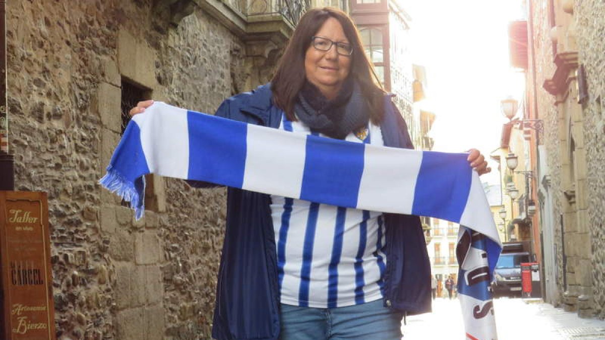 Carmen de la Puente espera que el partido sea una fiesta del fútbol y que la Deportiva gane en León. A.E.