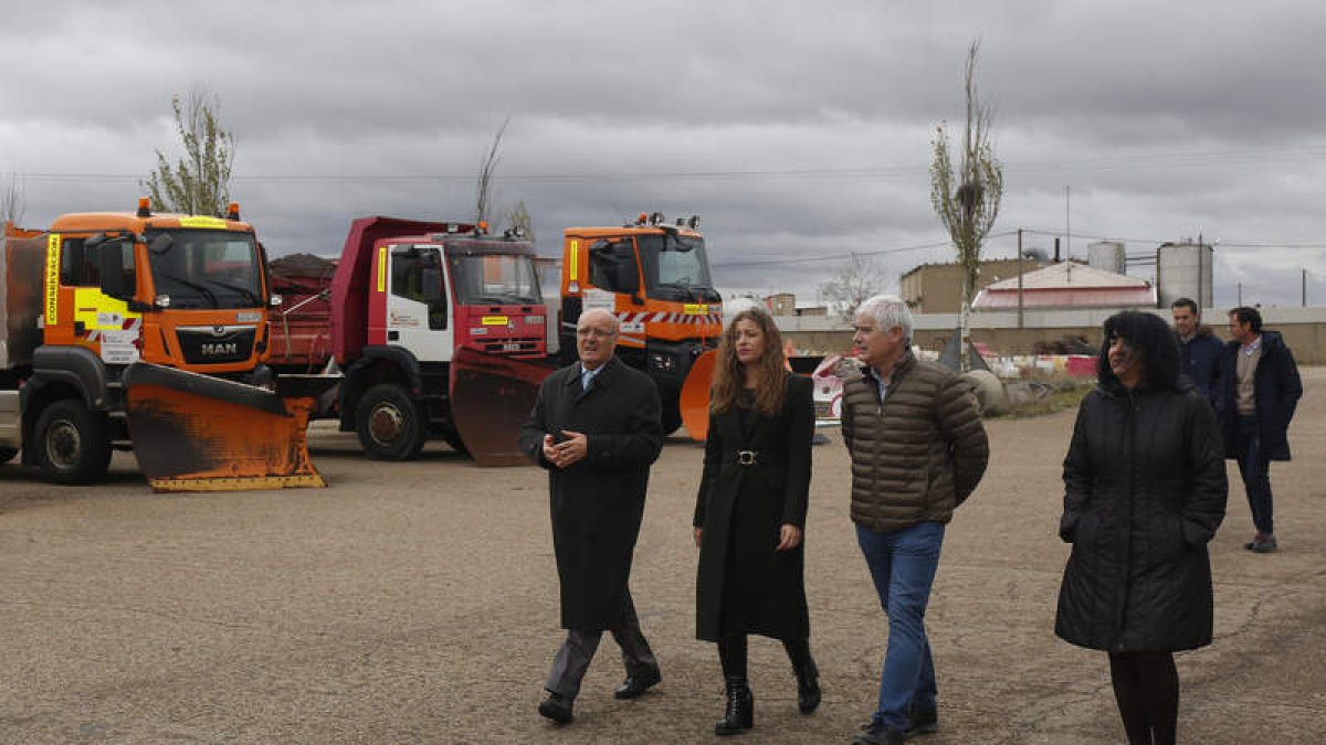 La delegada visitó ayer el parque móvil de la Junta en León, ubicado en Onzonilla. FERNANDO OTERO