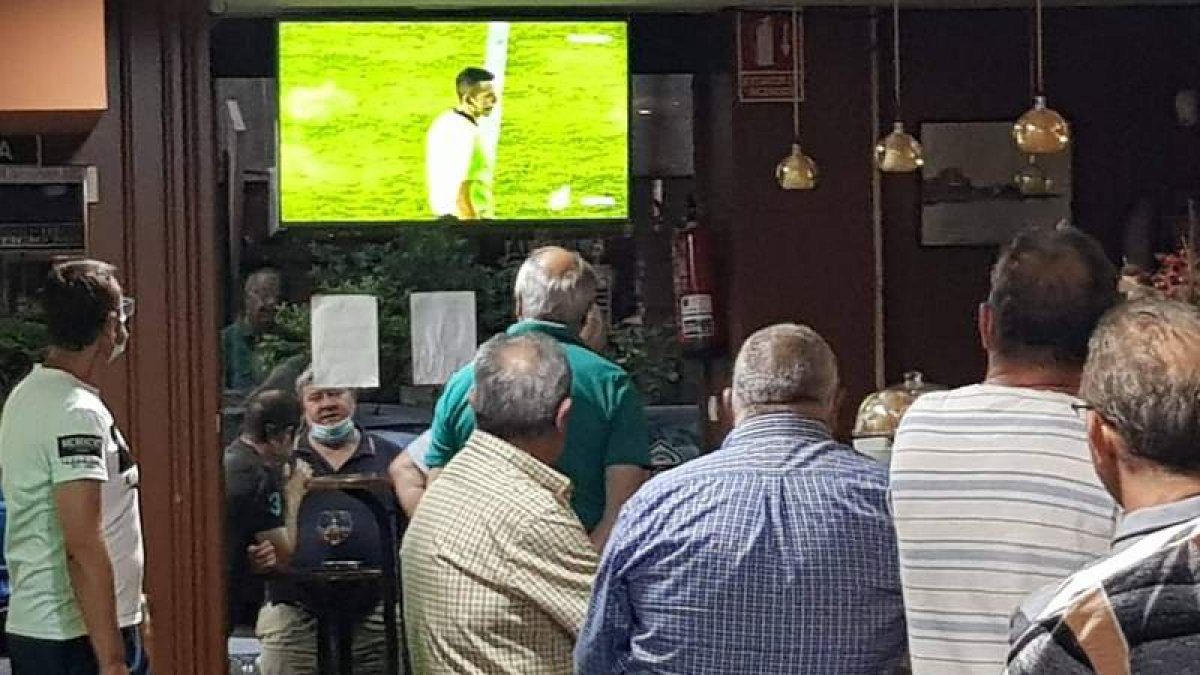 Antonio Pérez animó desde la lejanía. DL