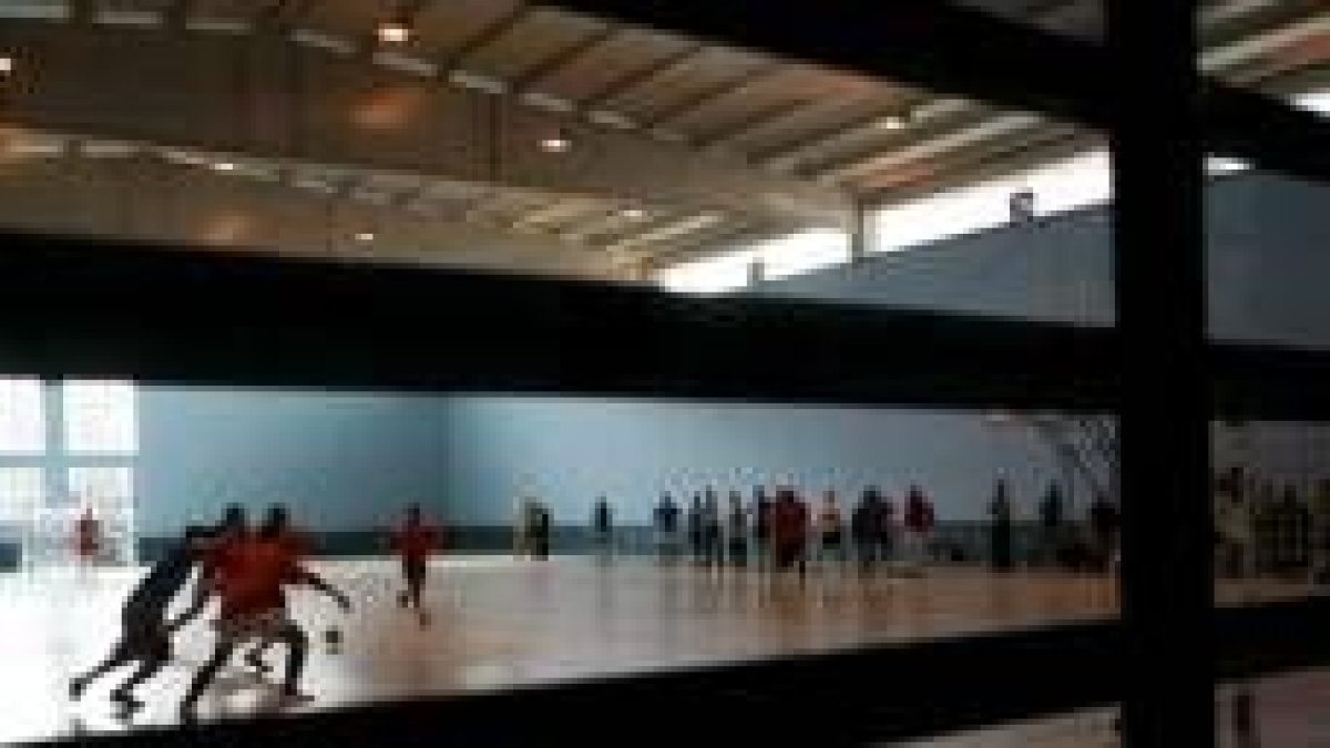 Momento del partido de la final de fútbol sala entre los reclusos de los módulos 11 y 13