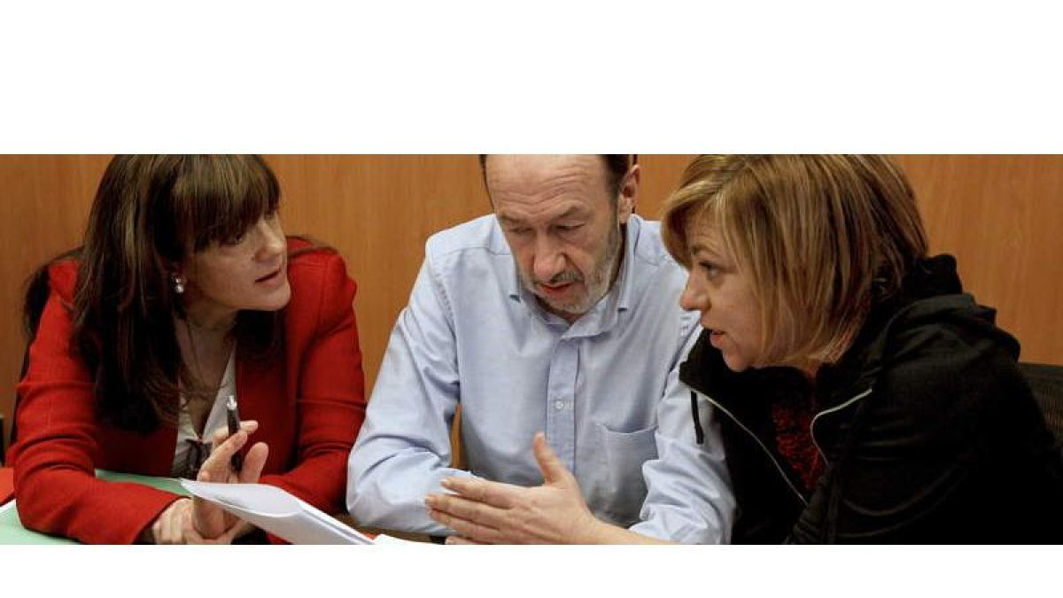 Soraya Rodríguez, Alfredo Pérez Rubalcaba y Elena Valenciano preparan varias enmiendas contra las reformas del Gobierno, en una imagen de archivo.