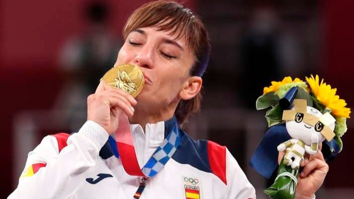 Sánchez, de 39 años, celebra su primera medalla olímpica en la casa del karate . HEDAYATULLAH AMID