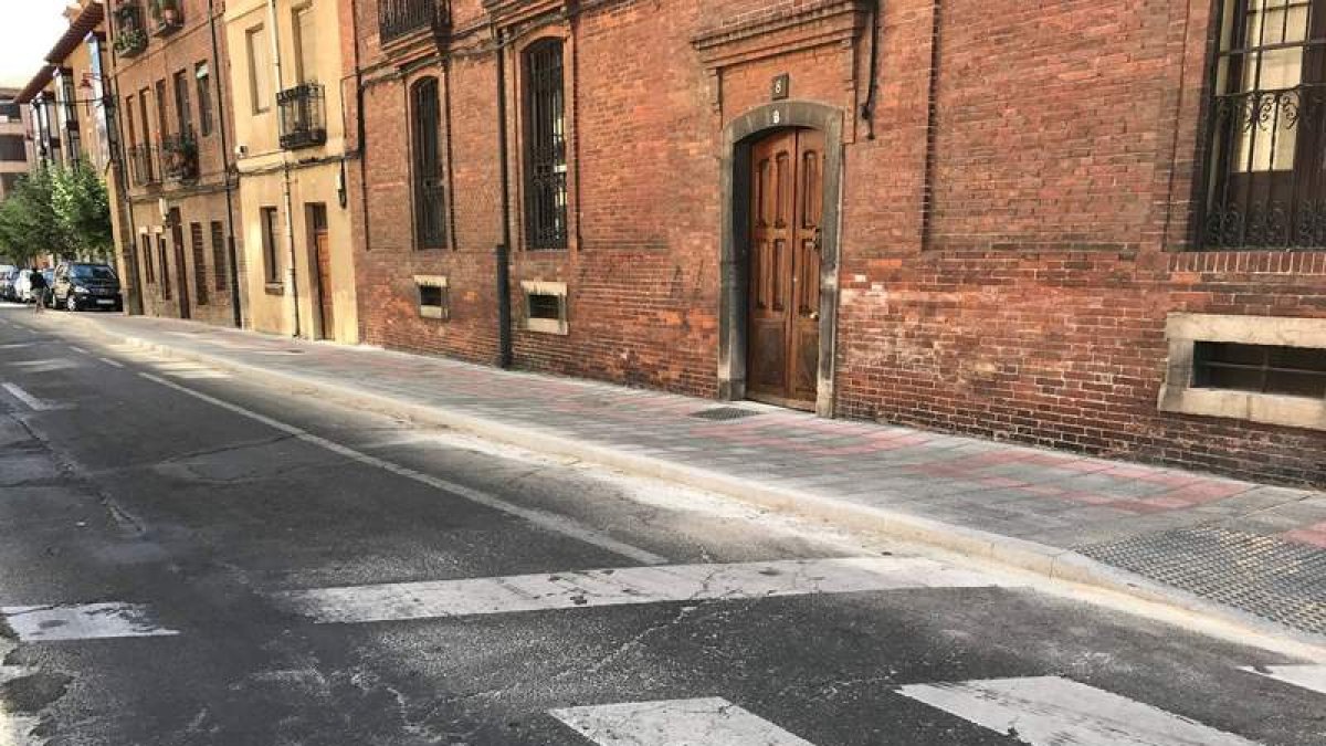 Imagen de una de las aceras ya rehabilitadas, incluidas en el plan de este año. DL