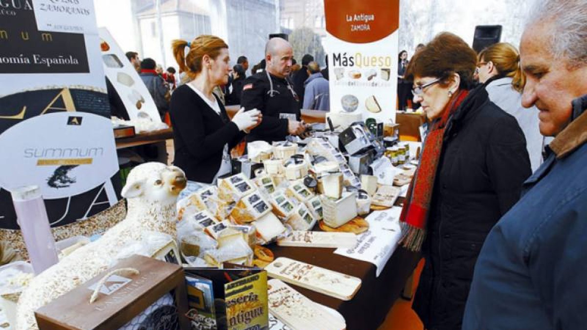 Visitantes del Salón del Queso aprecian las excelencias de los productos que se ofrecen en San Marcelo.