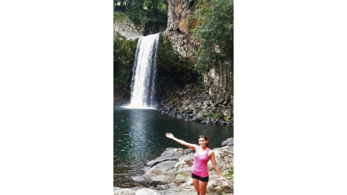 Lara con uno de los paisajes característicos de la isla Reunión.