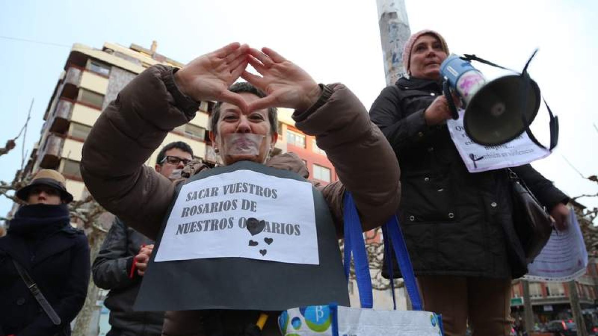 Las activistas cuelgan pancartas sobre el pecho al viejo estilo de las sufragistas y dibujan con sus manos el triángulo de la lucha feminista.