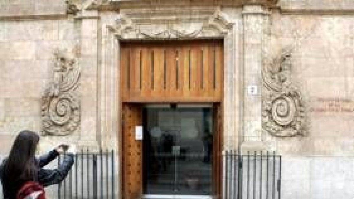 Fachada principal del Archivo Histórico de la Guerra Civil española en la ciudad de Salamanca