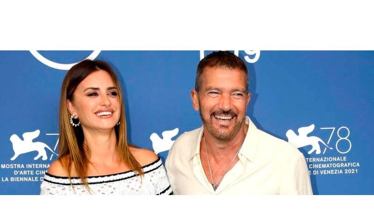 Penélope Cruz y Antonio Banderas presentaron en Venecia la comedia ‘Competencia oficial’. CLAUDIO ONORATI