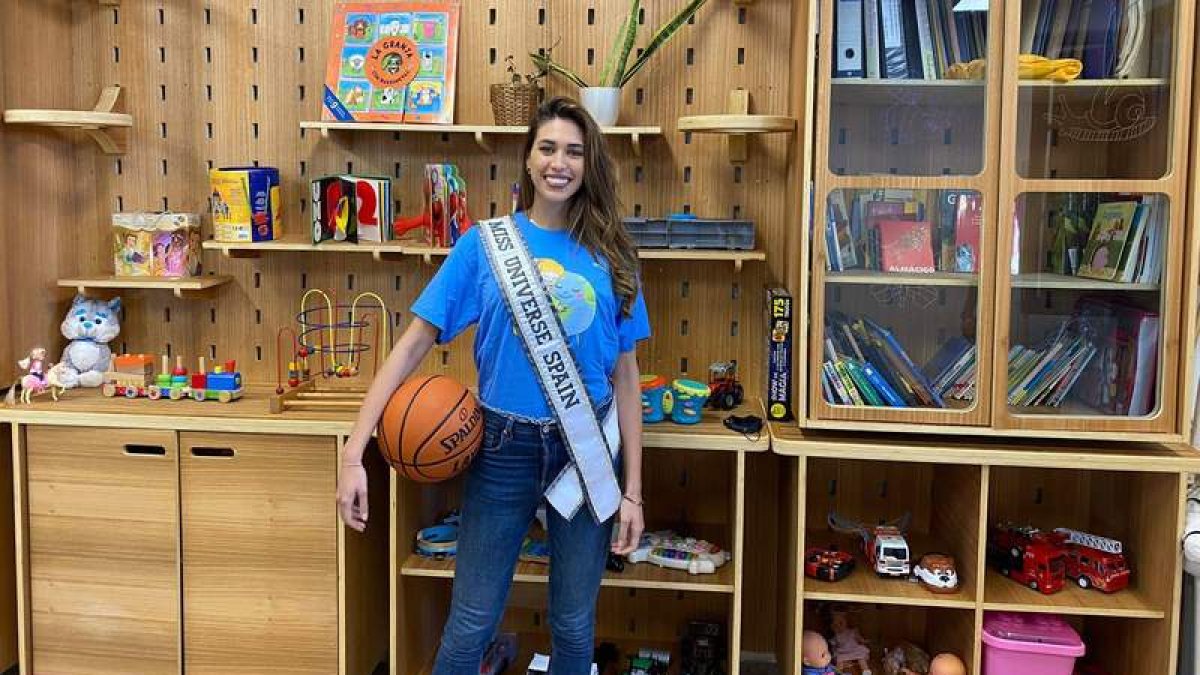 Andrea Martínez posa en un centro de Colombia, donde reside y participa en actividades como Miss España. DL