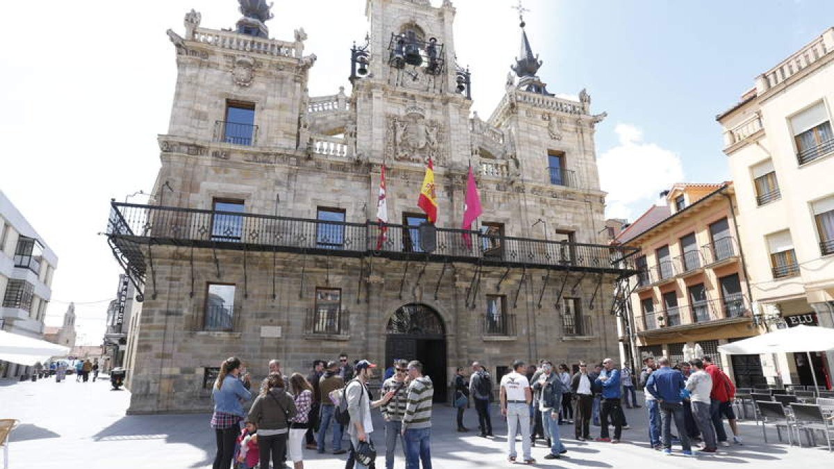 Trabajadores afectados por el incendio de Embutidos Rodríguez se reunieron ayer en Astorga. RAMIRO