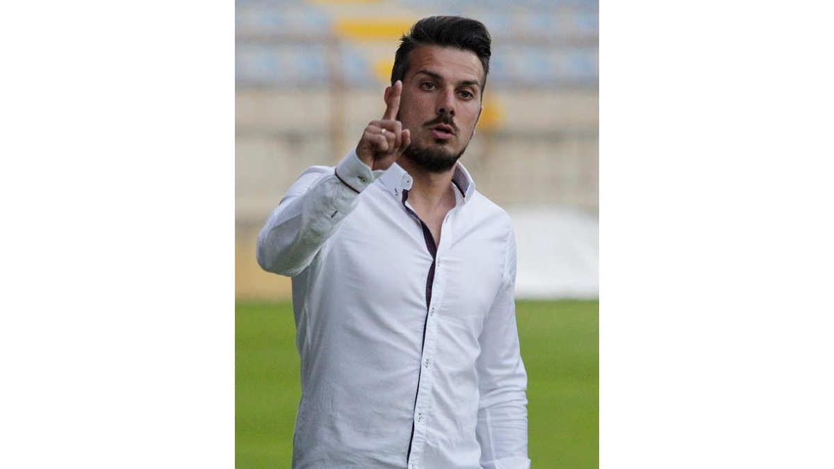 El técnico de la Cultural, Rubén de la Barrera, durante un partido en el Reino. SECUNDINO PÉREZ