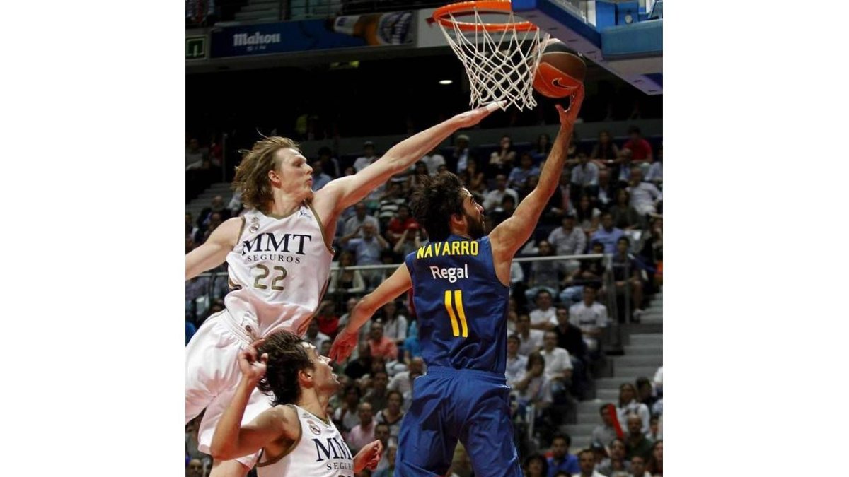 El alero del Madrid Kyle Singler intenta taponar una entrada a canasta de Navarro.