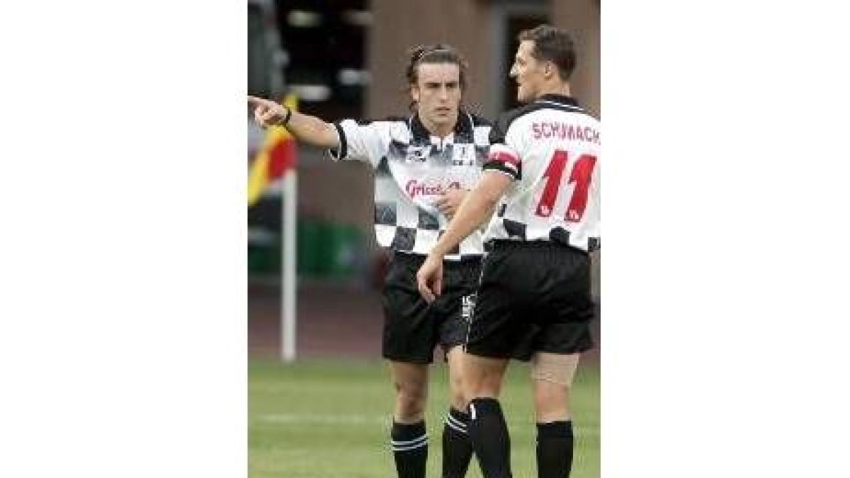 Fernando Alonso, junto a Schumacher, en el partido de fútbol benéfico