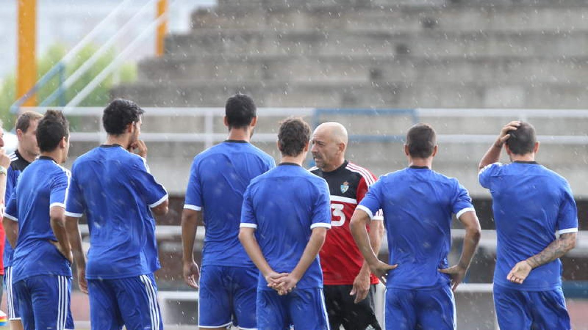 Claudio habla con sus jugadores antes de comenzar un entrenamiento.