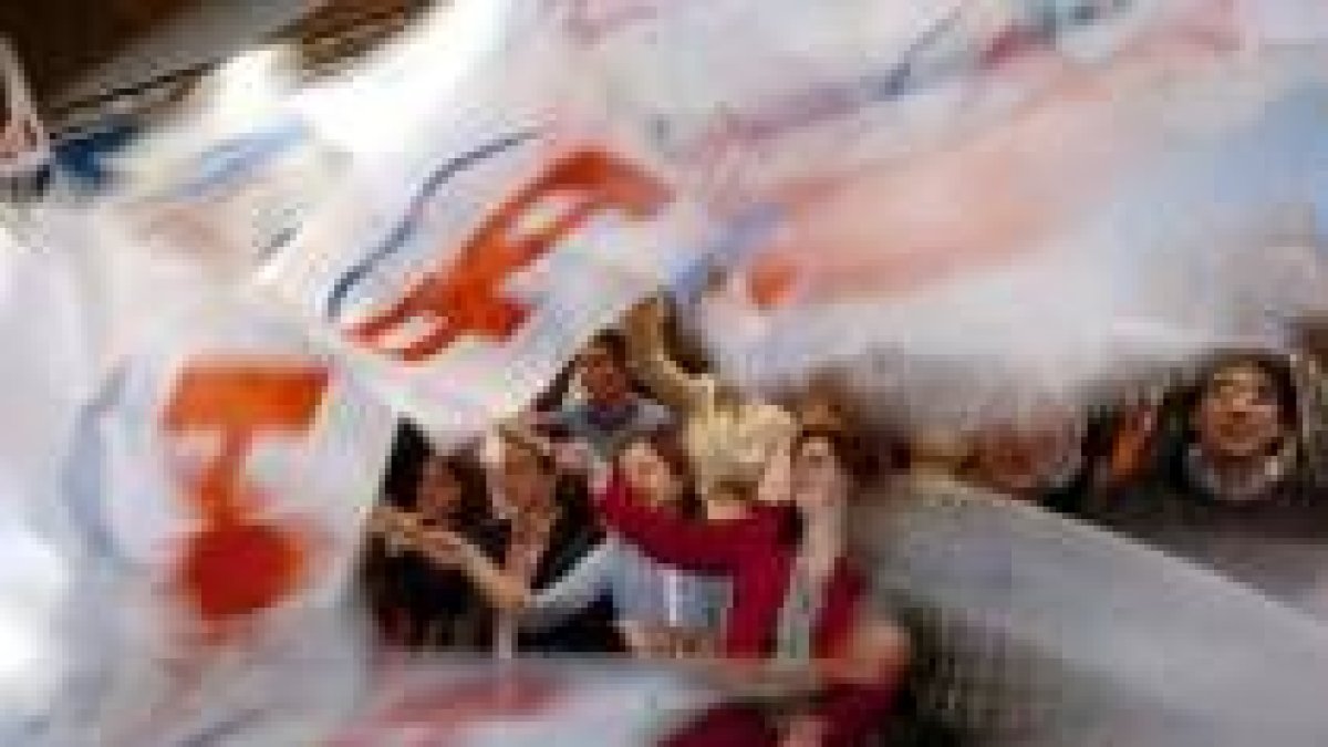 Banderas del PP en un acto electoral de Mariano Rajoy