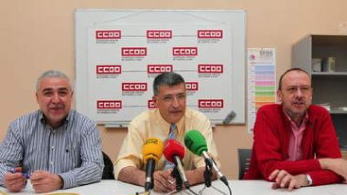 Mencía, en el centro, responsable de Sanidad.