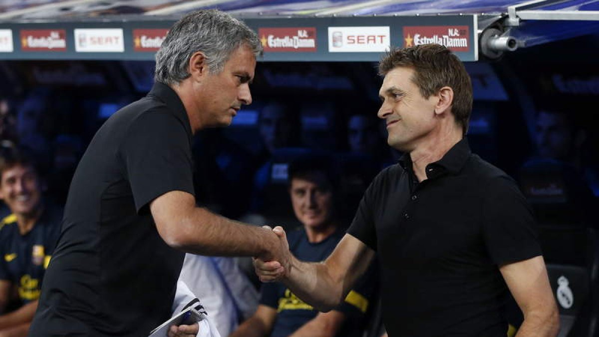 Mourinho saluda a Vilanova en un partido de la pasada temporada entre el Madrid y el Barça.