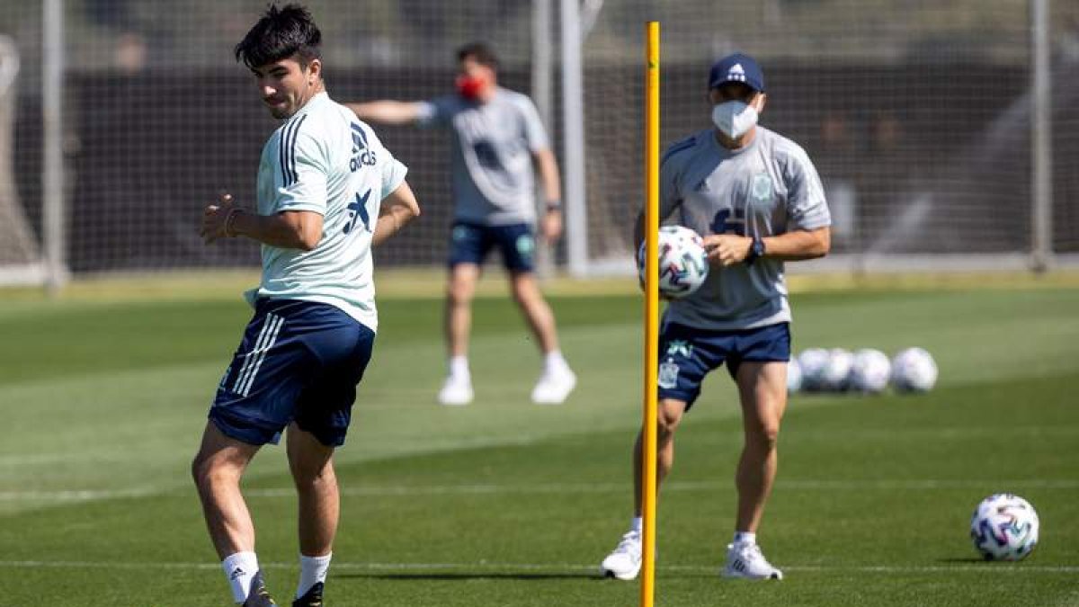 Carlos Soler, uno de los seleccionados de emergencia por Luis Enrique, durante el entrenamiento de ayer en Las Rozas. PABLO GARCÍA