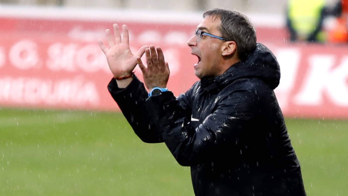Jon Pérez Bolo aseguró que su equipo mereció la victoria pero se marcha contento con el punto y el apoyo de la afición ponferradina. MARCIANO PÉREZ