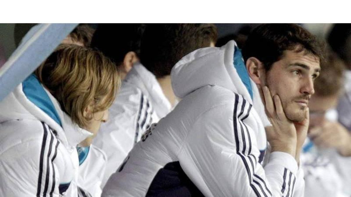 Iker Casillas sigue desde el banquillo el encuentro frente al Málaga por decisión técnica.
