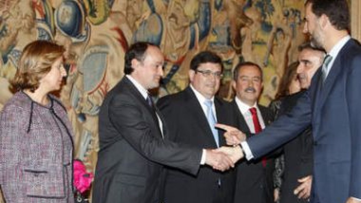 S.A.R. el Príncipe de Asturias saluda a los representantes camerales.