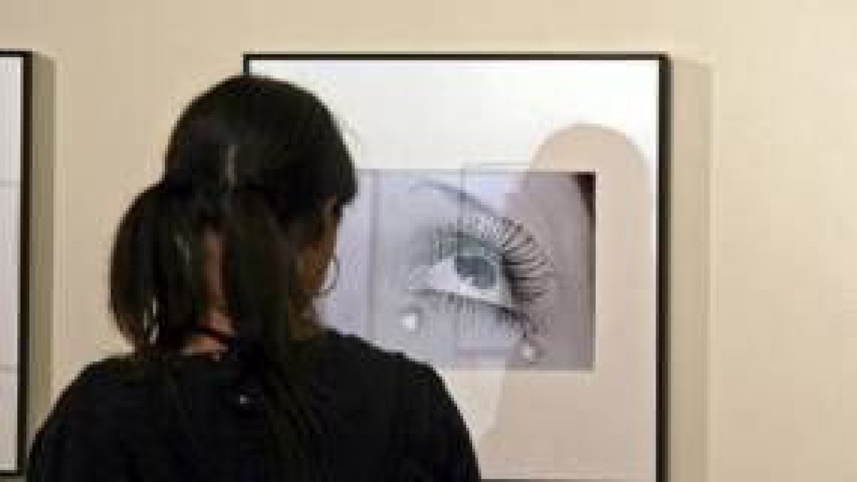 Una visitante ante una de las obras de Man Ray