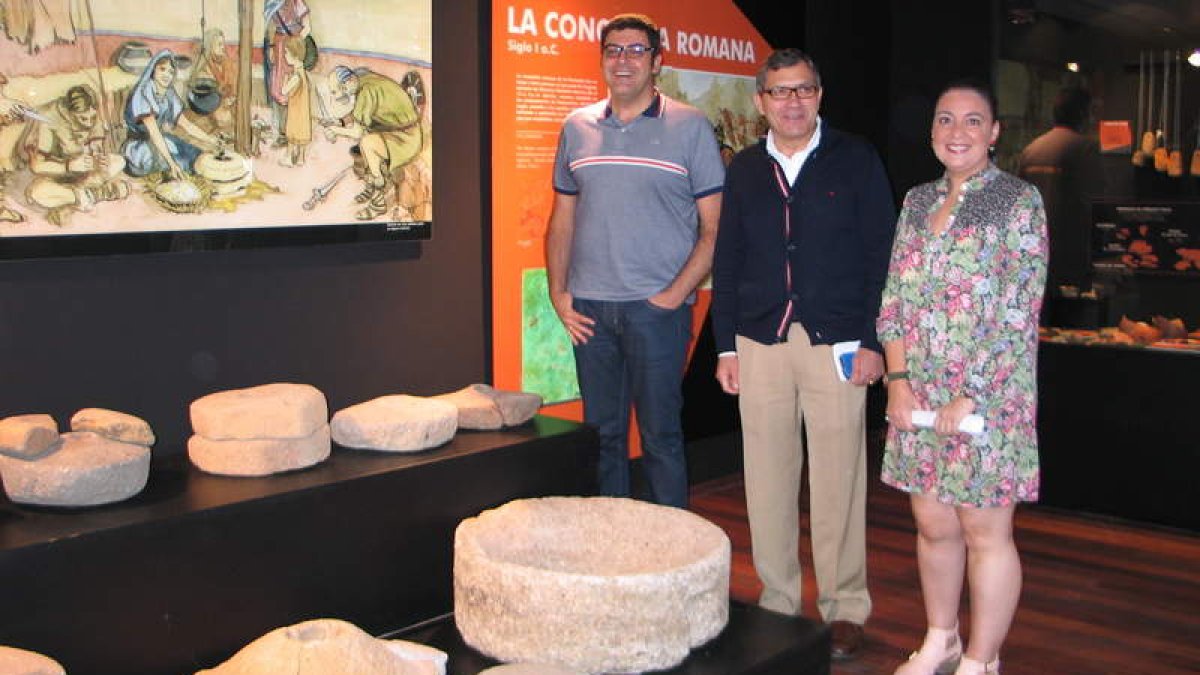 El concejal de Cultura, el alcalde y la directora del Marca.
