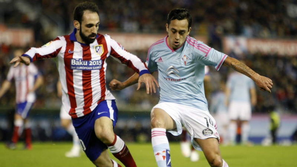 Orellana, a la derecha, aprovechó los espacios y selló la victoria con el segundo gol.