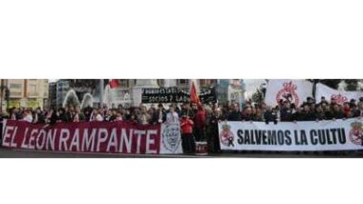 Los asistentes a la manifestación pararon en la glorieta de Guzmán mientras el ex jugador de la Cult