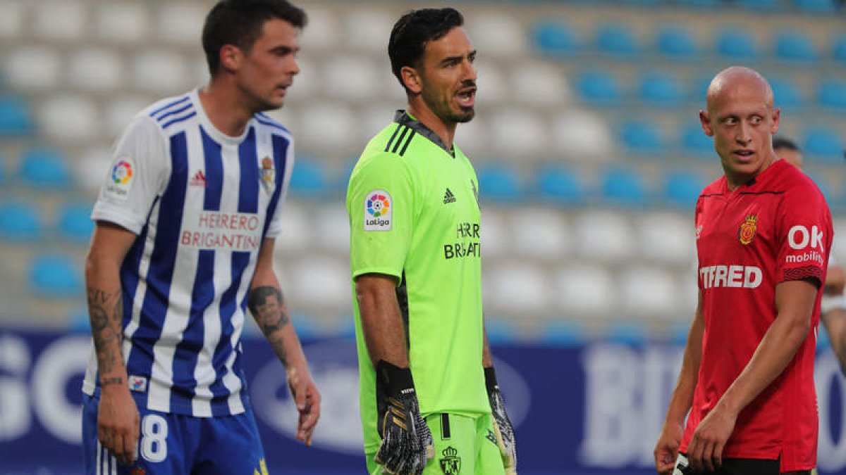El portero Gazzaniga hizo un gran partido en el día en el que debutaba en la presente temporada tras más de dos años sin disputar un encuentro de la Liga. L. DE LA MATA