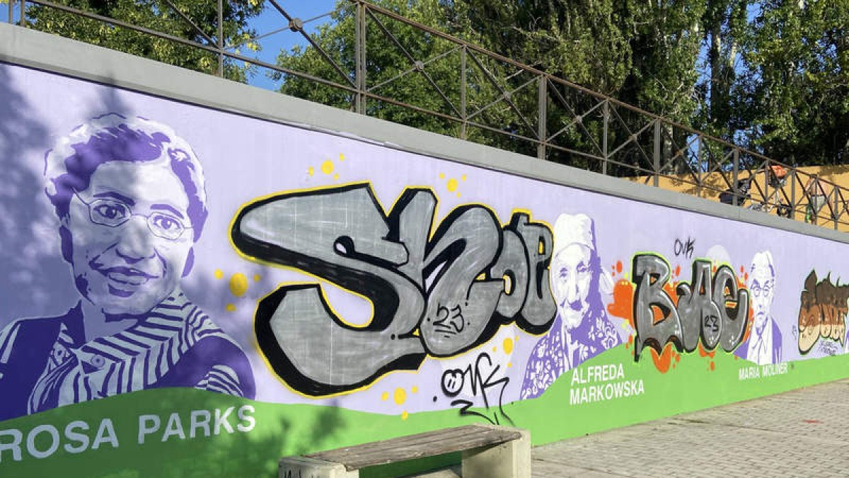 Los vándalos taparon con sus pintadas el mural feminista junto al Parador de San Marcos. RAMIRO