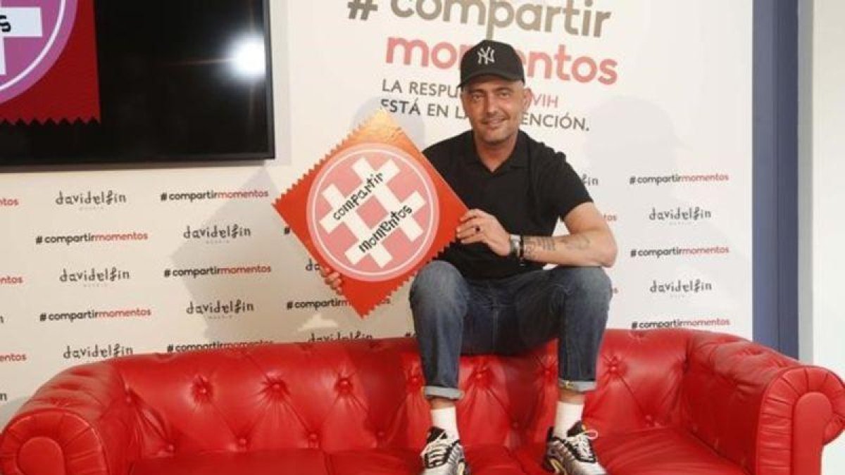 David Delfín presenta el nuevo logo que ha hecho para la campaña Compartir momentos para la prevención del VIH.