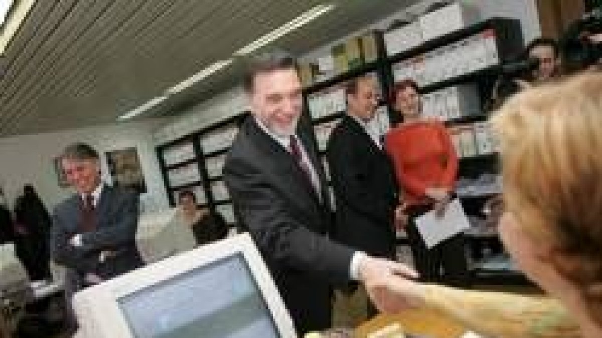 Miguel Alejo visitó ayer la Oficina de Extranjería de León