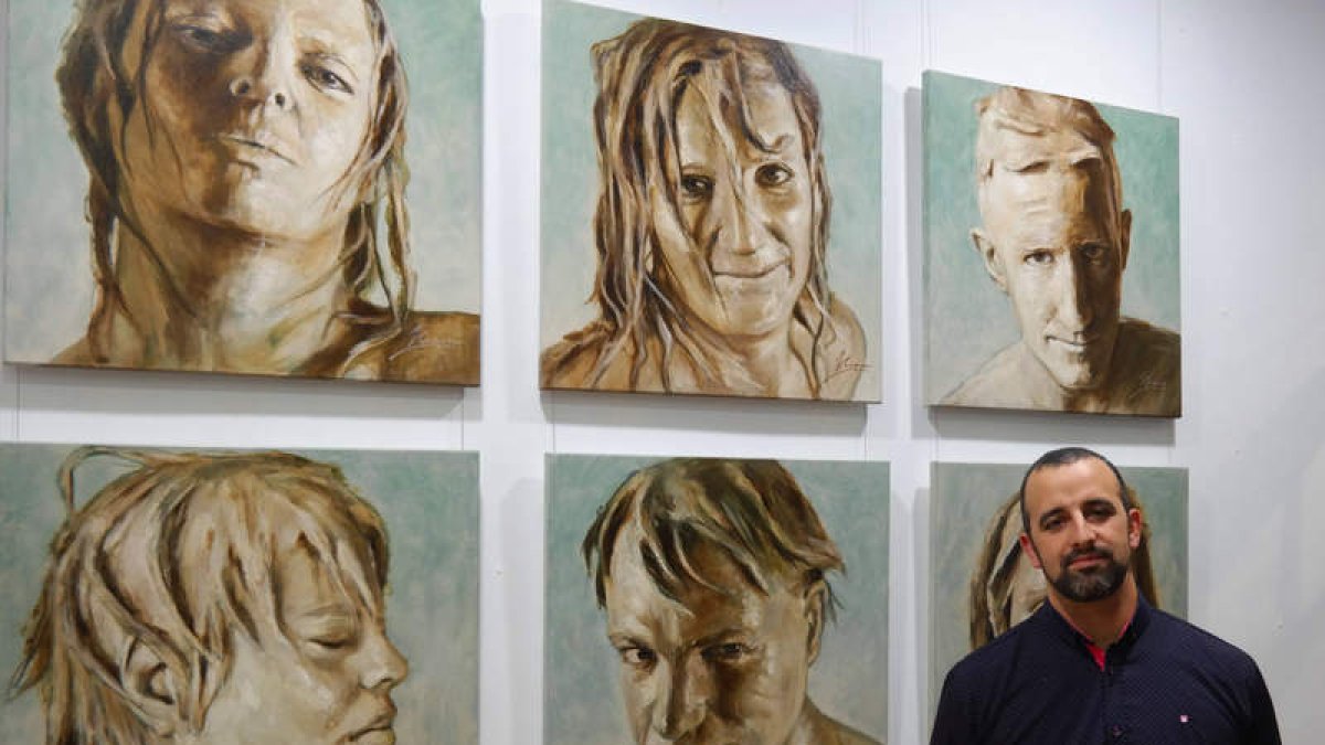 El artista Antonio Cuenca ante una de las obras que pueden verse en la exposición.