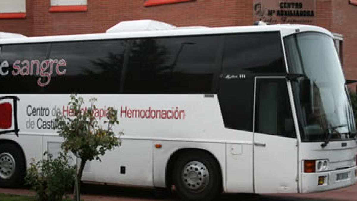 El autobus de los donantes en el centro María Auxiliadora