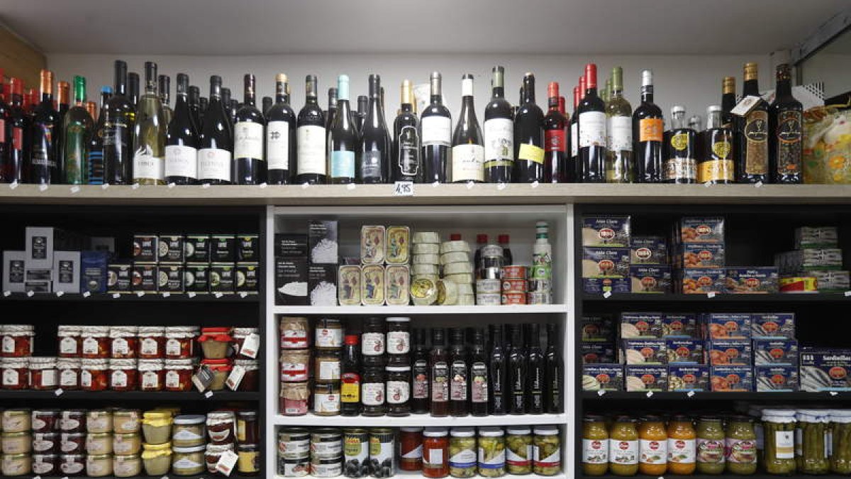 El Titani es un ultramarinos donde encontrar todos los manjares leoneses, como los productos de Coladilla o Vegacervera. Además de en la tienda, los pedidos también se atienden en el teléfono 686 130 900.